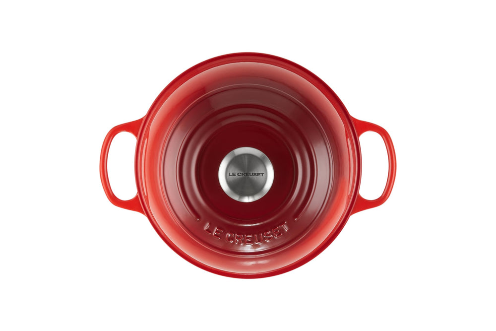 Le Creuset couvercle bombé en gros plan illustrant la rétention de vapeur efficace