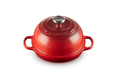 Le Creuset face avant du four à pain Cerise montrant le design et couleur attrayante