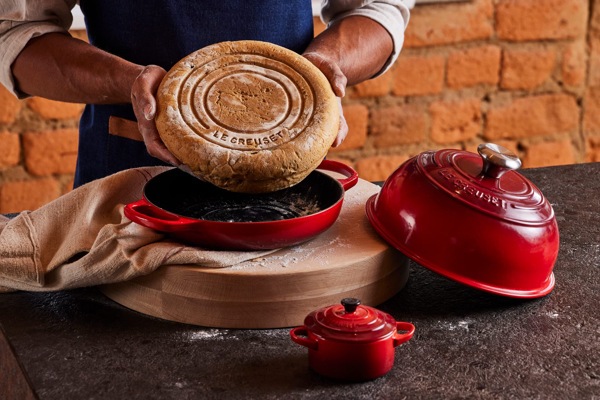 Le Creuset gros plan du logo et poignée signalant qualité et longévité