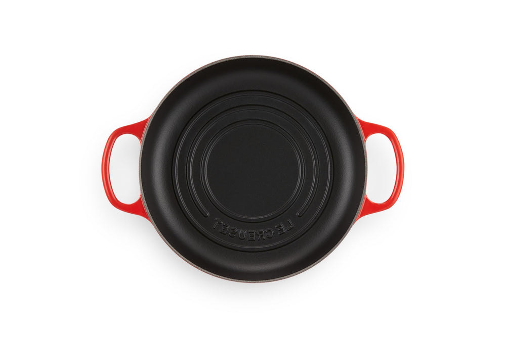 Le Creuset intérieur mat satin montrant surface facile à nettoyer et patine utile