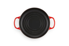 Le Creuset intérieur mat satin montrant surface facile à nettoyer et patine utile