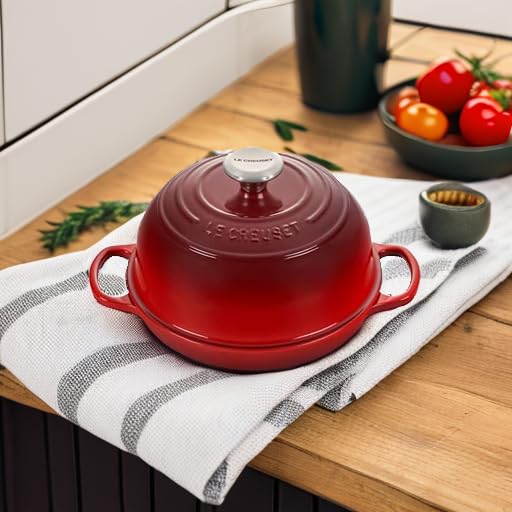 Le Creuset main soulevant le couvercle montrant manipulation sûre et pratique