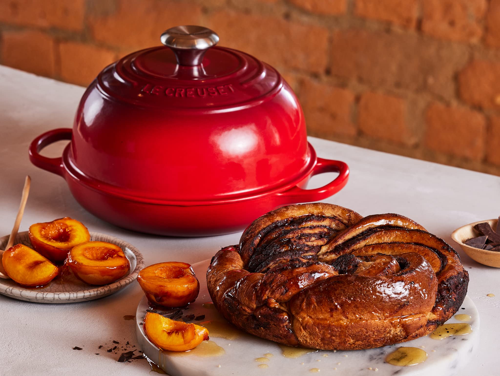 Le Creuset pain doré sorti du four illustrant croûte croustillante et mie aérée