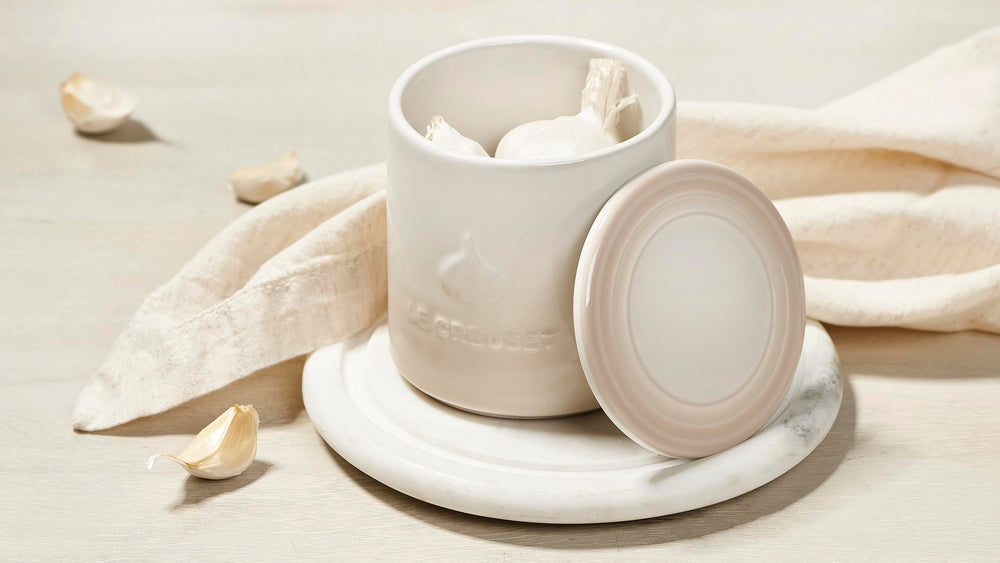 Le Creuset pot à ail sur table décoration et rangement élégant