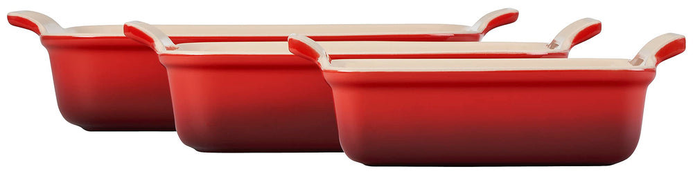 Le Creuset gros plan émail Cerise montrant surface non poreuse et nettoyage facile