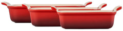 Le Creuset gros plan émail Cerise montrant surface non poreuse et nettoyage facile