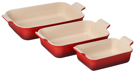Le Creuset ensemble heritage vue de face Cerise montrant trois plats pratiques