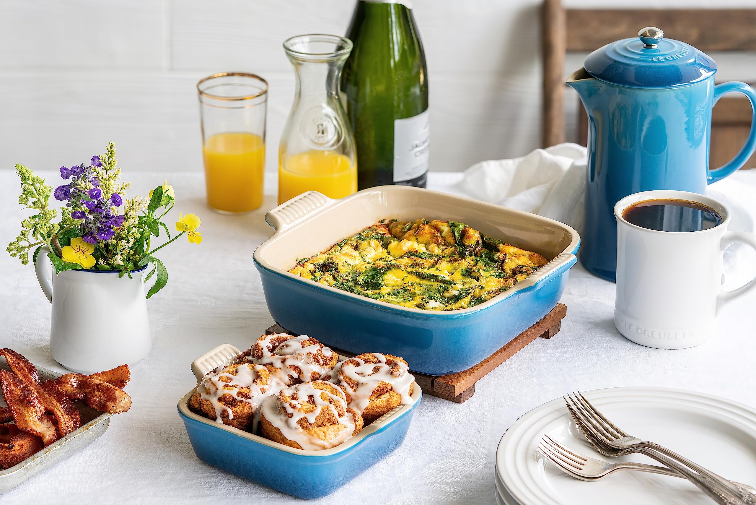 Le Creuset plat Heritage en table présentant un gratin chaud prêt à servir élégamment