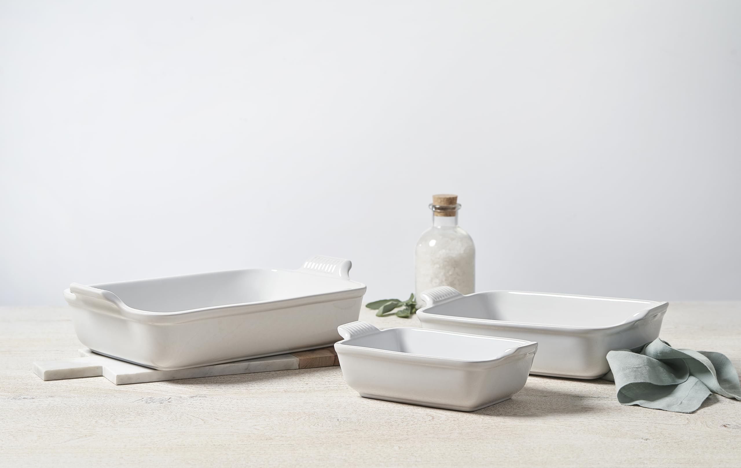Le Creuset plat en usage sortant du four et posé sur la table prêt à servir