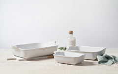 Le Creuset plat en usage sortant du four et posé sur la table prêt à servir