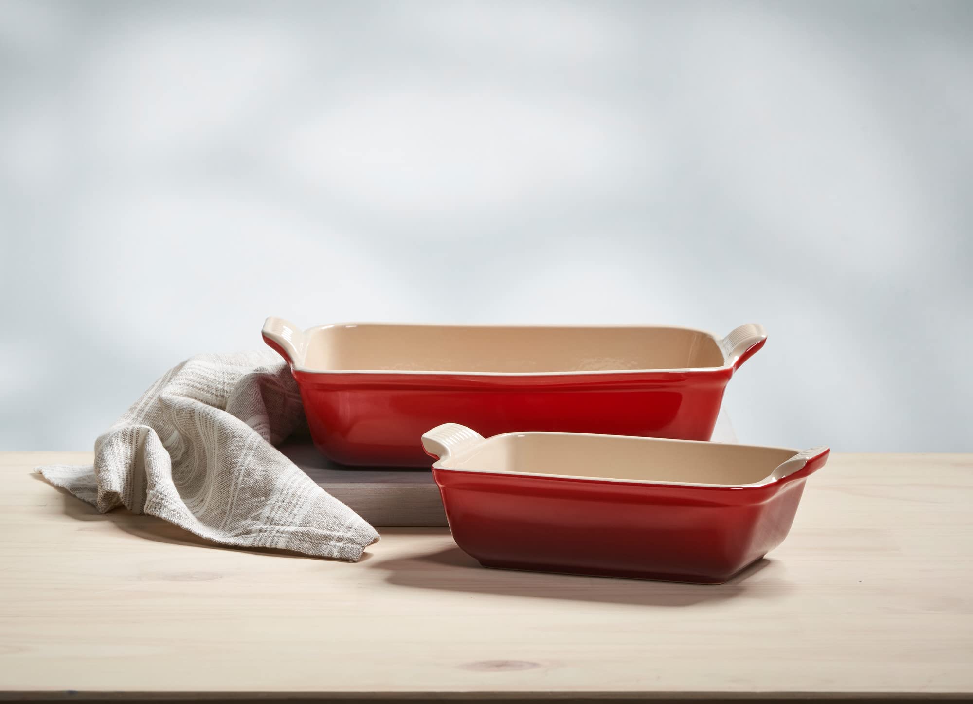 Le Creuset plat Heritage présenté sur table montrant service élégant et maintien chaud