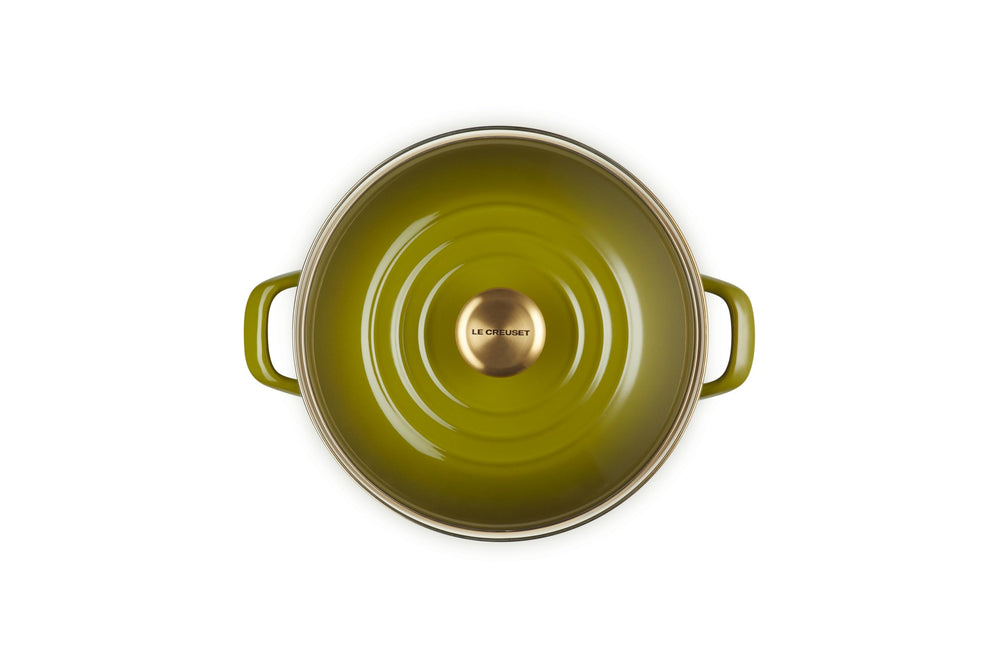 Le Creuset gros plan émail porcelaine montrant surface lisse et nettoyage facile