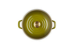 Le Creuset gros plan émail porcelaine montrant surface lisse et nettoyage facile