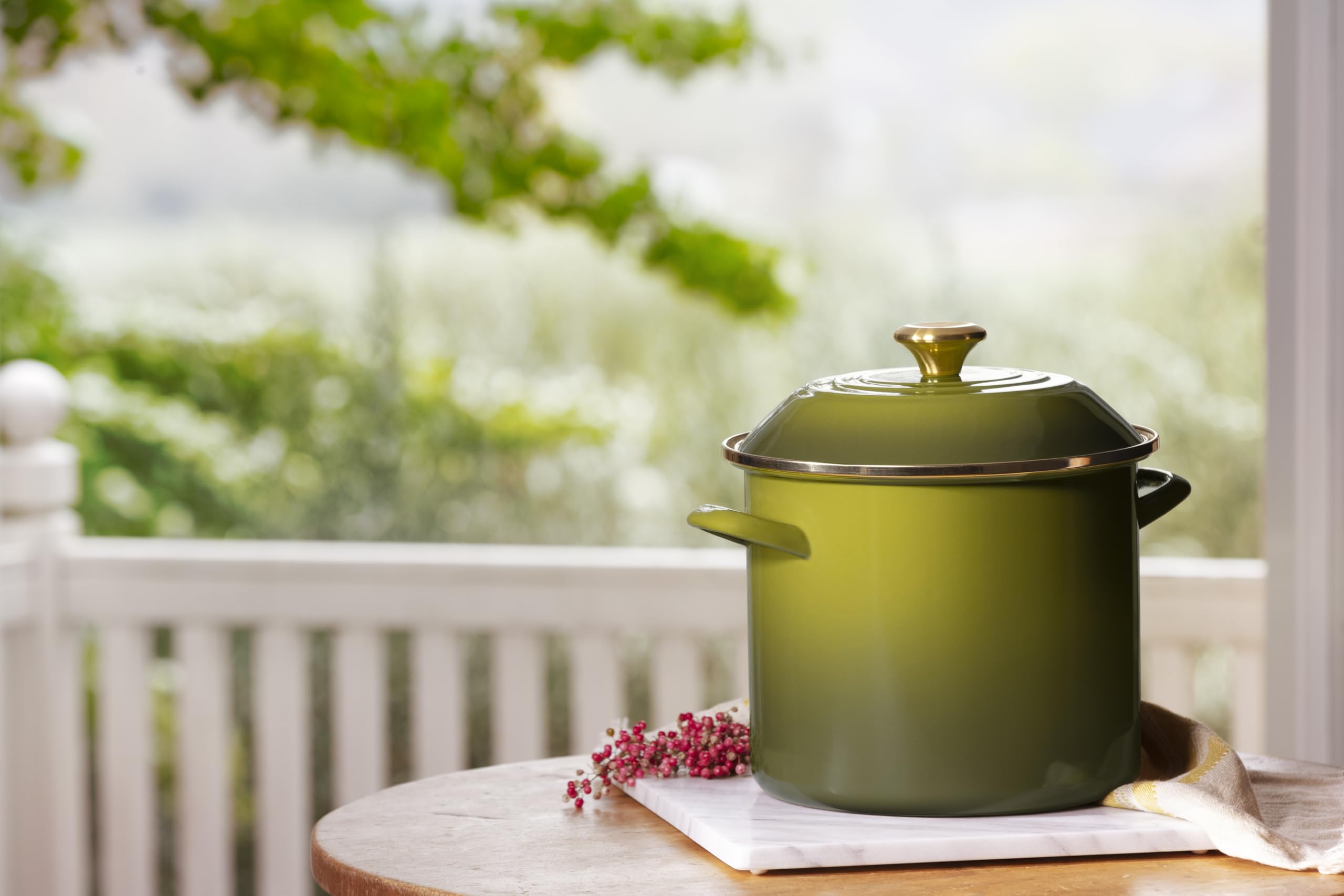Le Creuset rebord inox détaillé prévenant l'écaillage et renforçant la durabilité