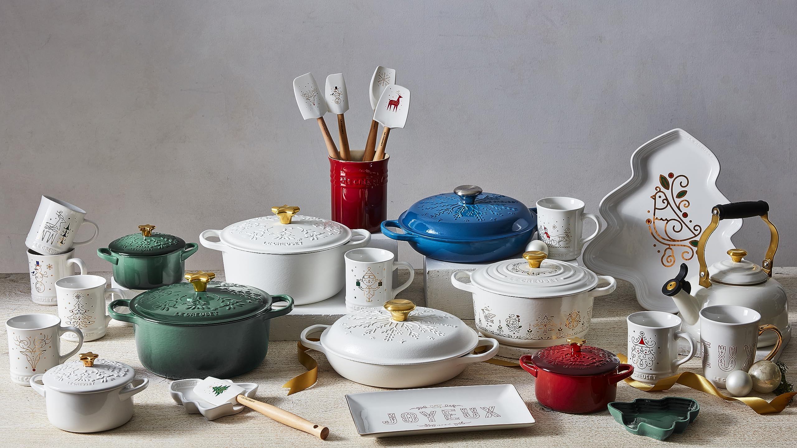 Le Creuset à côté d'assiettes pour échelle démontrant capacité et taille pratique