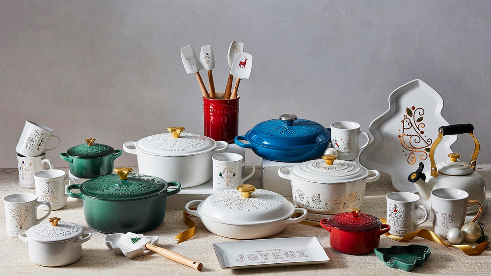 Le Creuset à côté d'assiettes pour échelle démontrant capacité et taille pratique