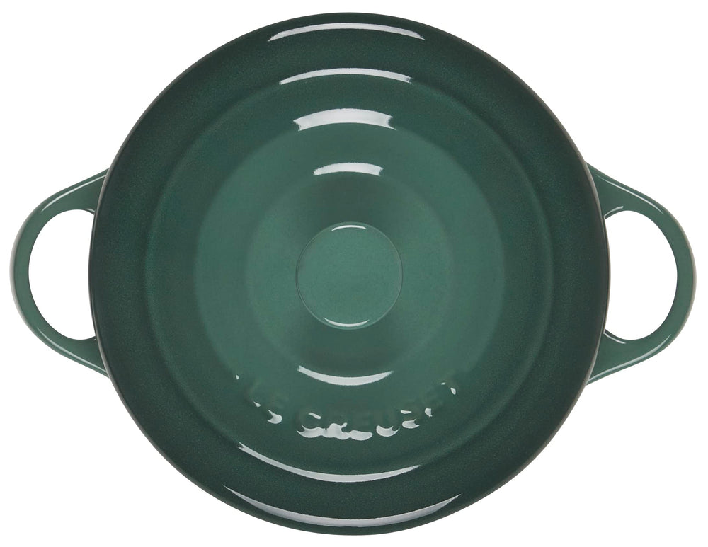 Le Creuset mini cocotte avec couvercle déposée conservant chaleur et humidité