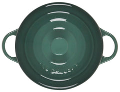 Le Creuset mini cocotte avec couvercle déposée conservant chaleur et humidité
