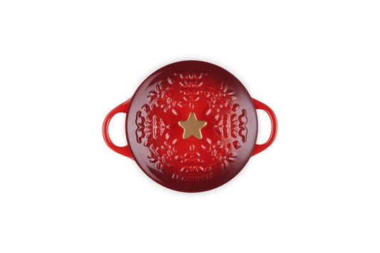 Le Creuset bouton étoile doré gros plan ajoutant élégance et finition festive