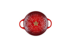 Le Creuset bouton étoile doré gros plan ajoutant élégance et finition festive