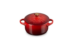 Le Creuset mini cocotte face avant montrant couleur cerise et forme pratique