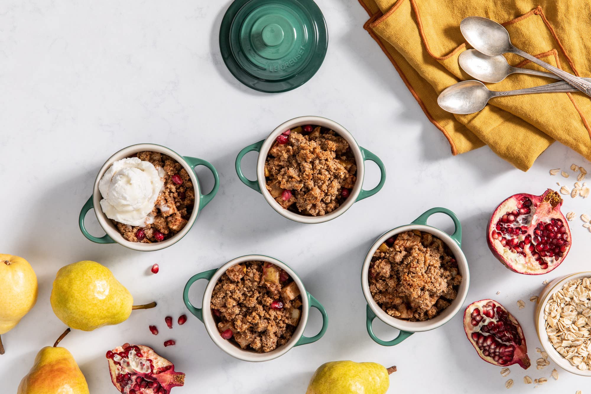 Le Creuset mini cocotte comparaison taille à côté d'une tasse montrant format 8 oz pratique