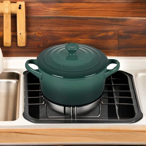 Le Creuset mini cocotte gros plan émail surface durable et facile à nettoyer