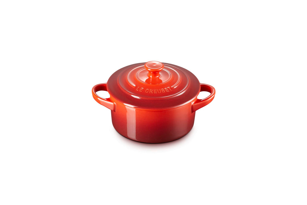 Le Creuset lot de 4 mini cocottes posé ensemble, couleur Cerise et cohérence visuelle