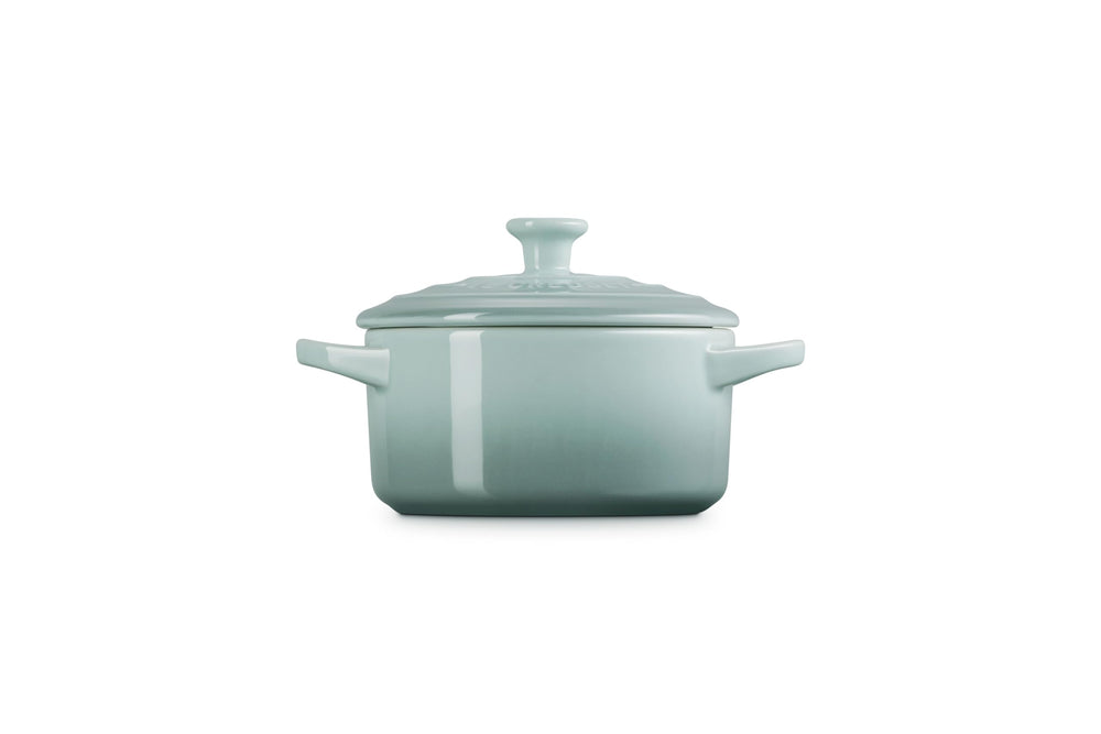 Le Creuset gros plan émail brillant montre résistante et anti-adhérence