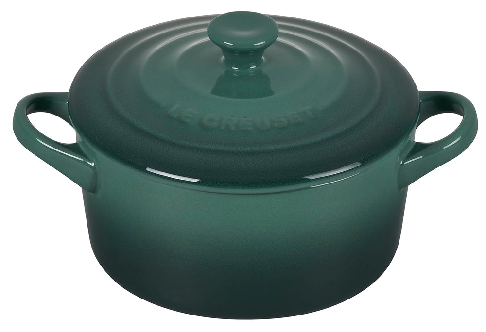 Le Creuset gros plan texture du grès révélant émail résistant et durabilité