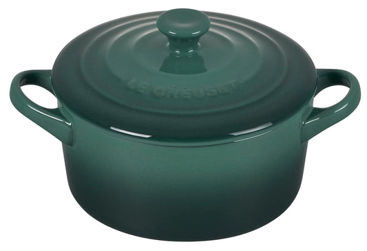 Le Creuset gros plan texture du grès révélant émail résistant et durabilité