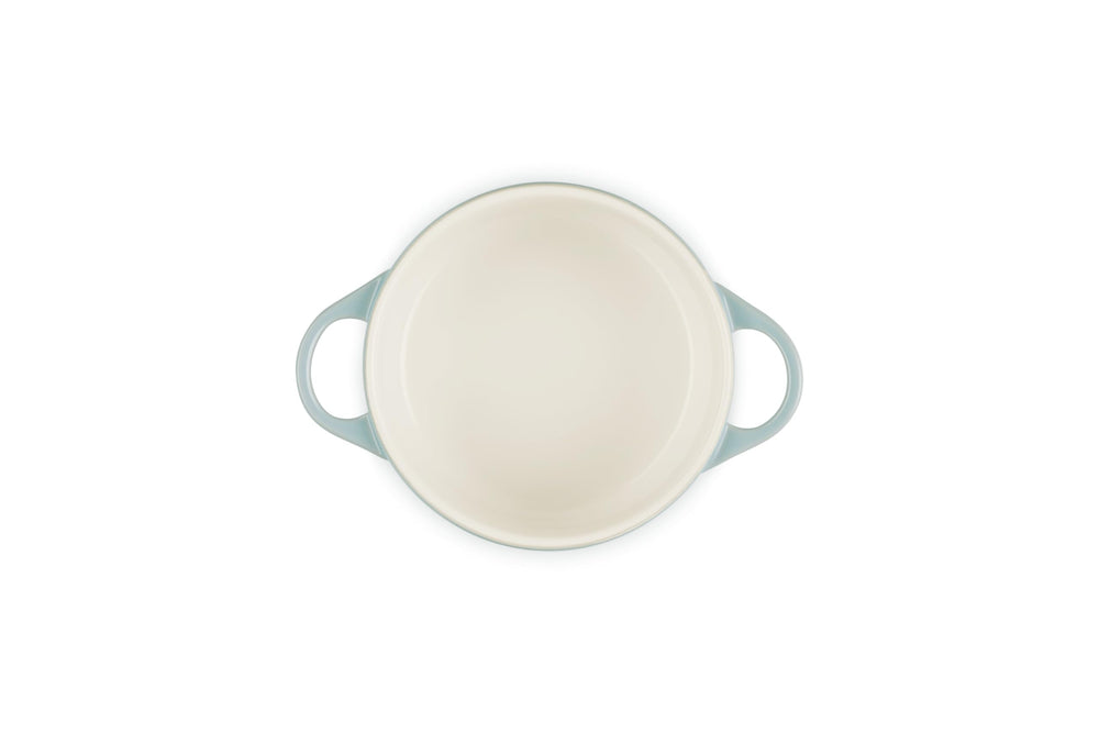Le Creuset cocotte sur table rustique facilite service et esthétique