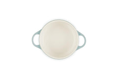 Le Creuset cocotte sur table rustique facilite service et esthétique