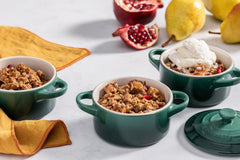 Le Creuset mini cocotte ouverte avec un gratin montrant présentation individuelle appétissante