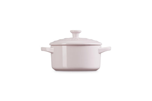 Le Creuset mini cocotte ouverte avec gratin sortant, pratique pour portions