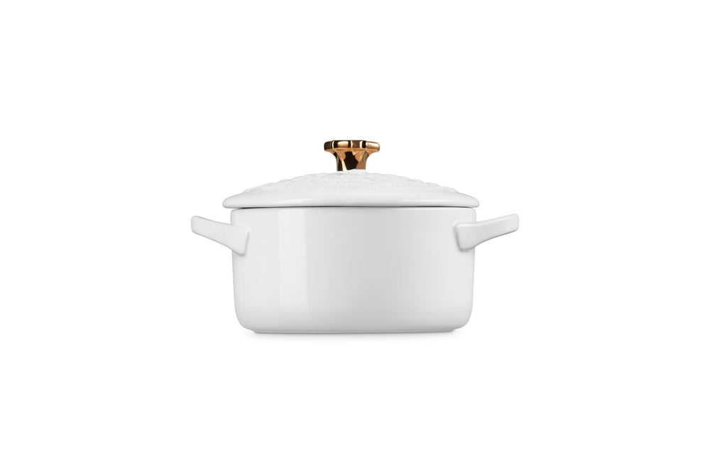 Le Creuset mini cocotte en main montrant échelle et portion