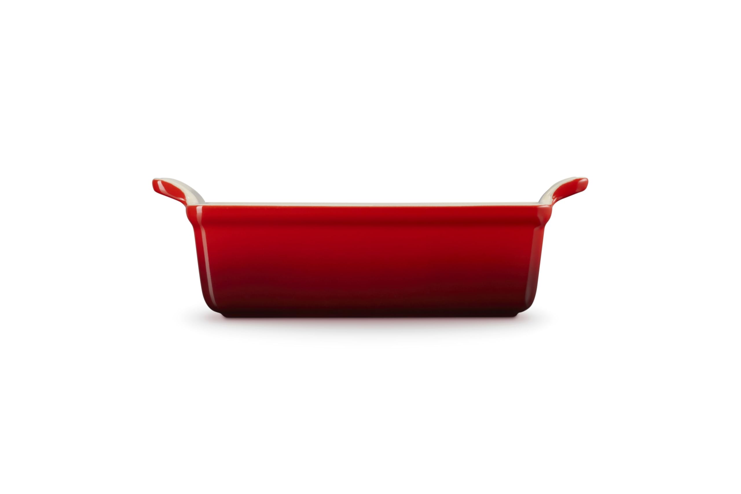 Le Creuset moule en usage avec cake doré prêt à servir, maintien de chaleur