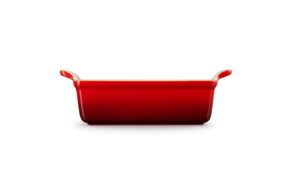 Le Creuset moule en usage avec cake doré prêt à servir, maintien de chaleur