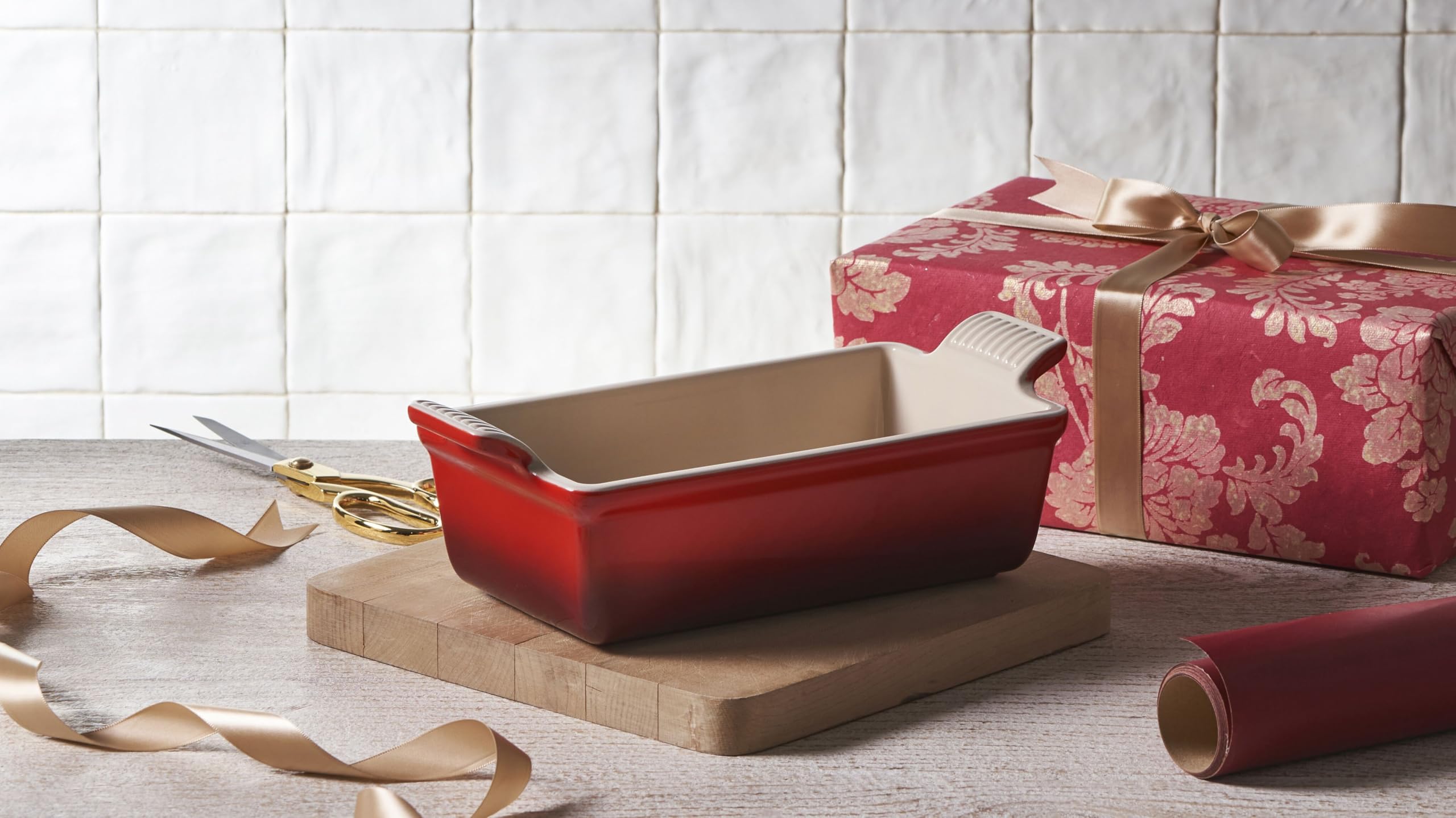 Le Creuset moule posé sur table dressée, esthétique et prêt à présenter