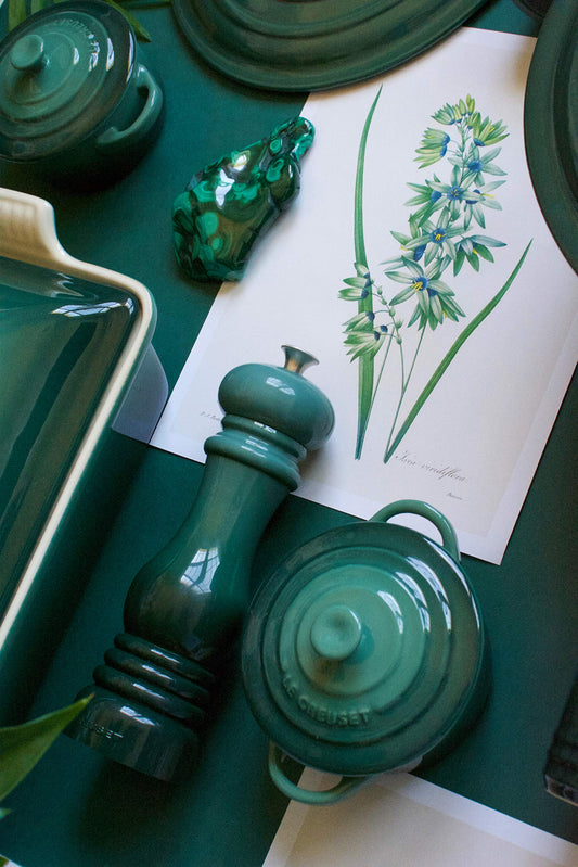 Le Creuset gros plan émaillage révélant surface lisse et démoulage facile
