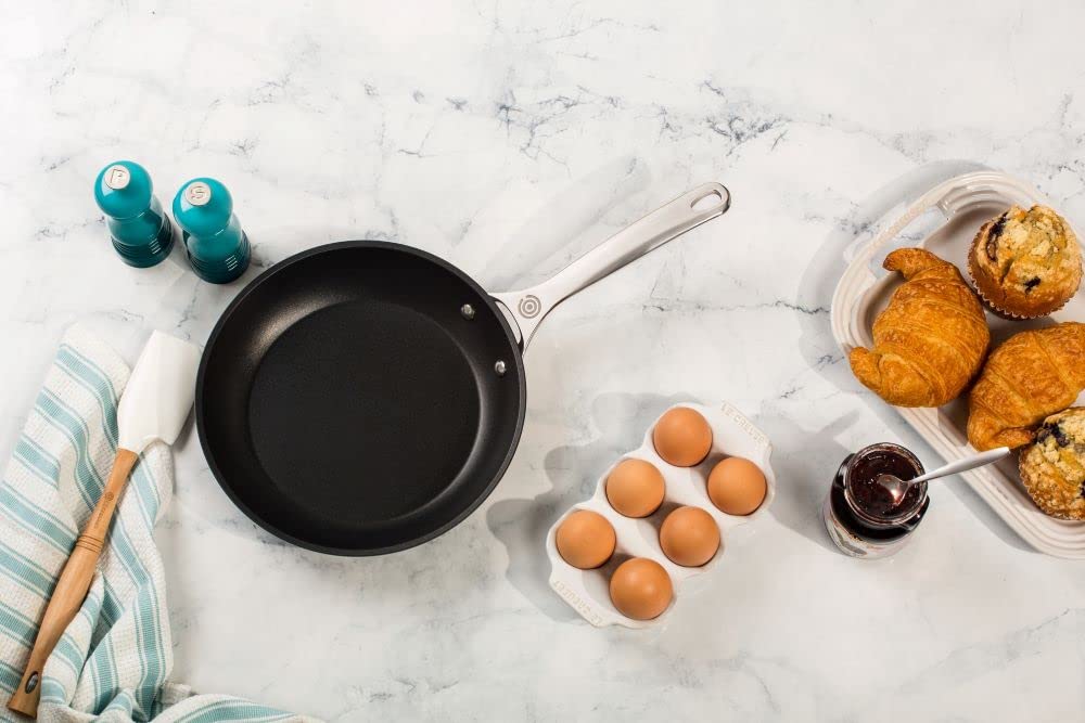 Le Creuset moulin en usage sur table, assaisonnement instantané et élégant