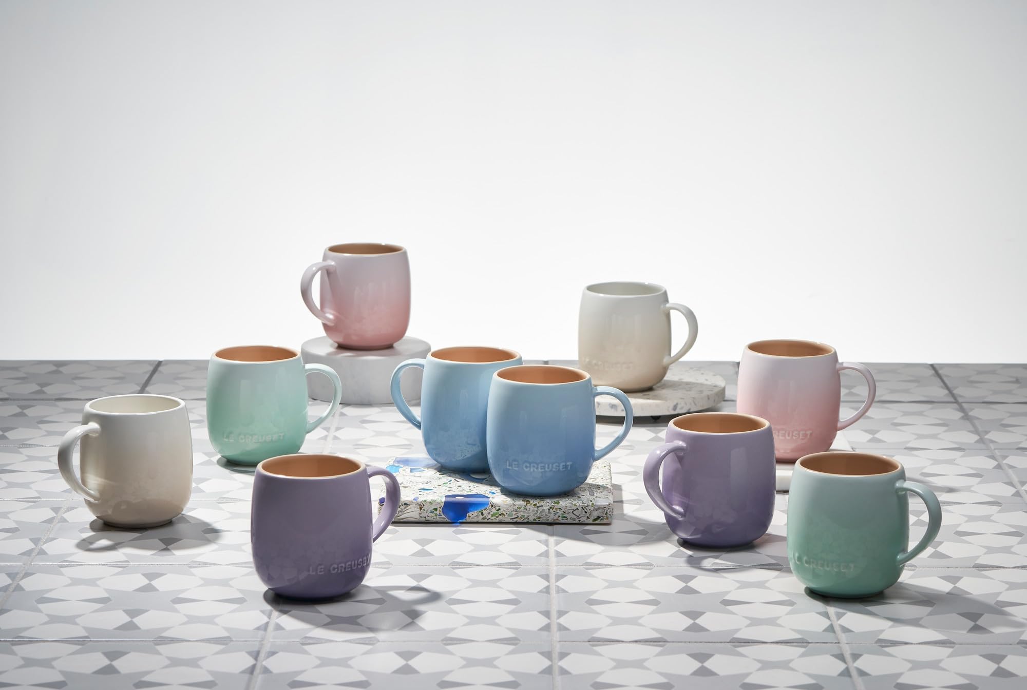 Le Creuset mugs empilés pour comparaison de taille, rangement optimisé