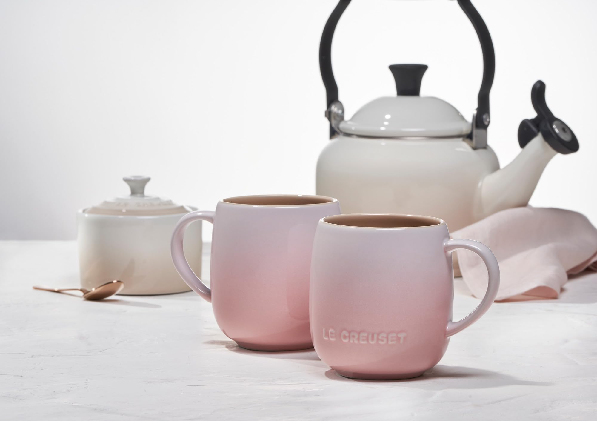 Le Creuset mugs sur table de cuisine, esthétique coordonnée et conviviale