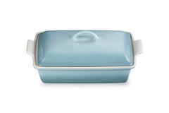 Le Creuset plat rectangulaire face avant montrant couleur Sea Salt et finition, utile pour service