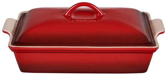 Le Creuset plat rectangulaire face avant montrant finition cerise et utilité service