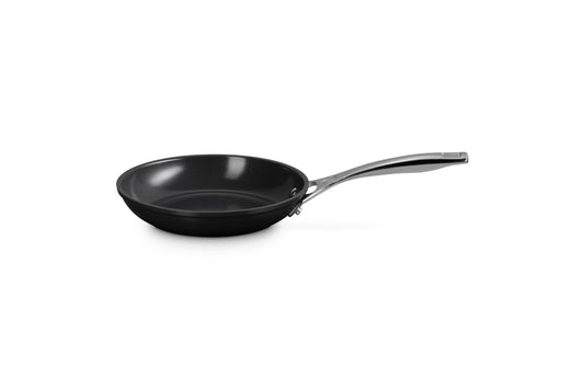 Le Creuset gros plan du revêtement céramique sans PFAS montrant texture lisse et durabilité