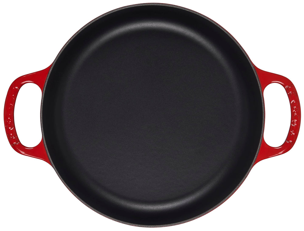 Le Creuset gros plan sur l'émail cerise montrant la finition résistante et brillante