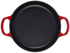 Le Creuset gros plan sur l'émail cerise montrant la finition résistante et brillante