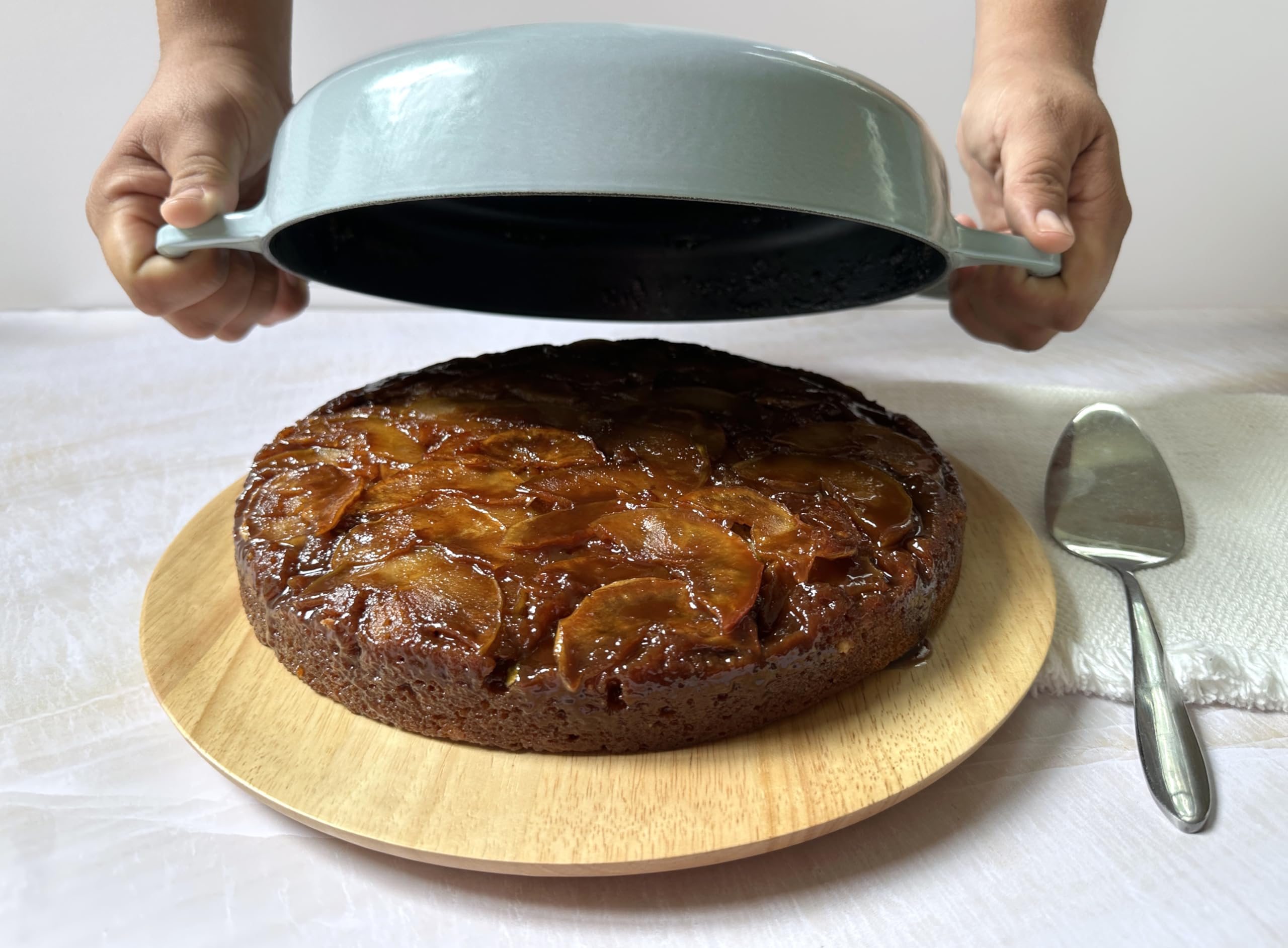 Le Creuset poêle en usage sur plaque avec ingrédients sautés pour repas en une étape