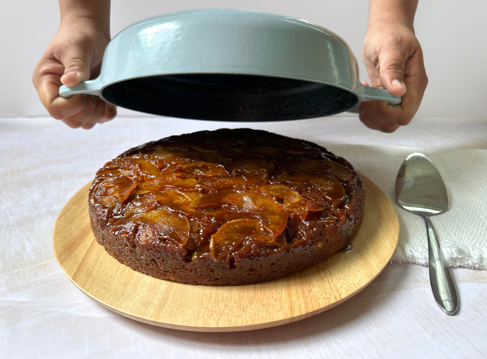 Le Creuset poêle en usage sur plaque avec ingrédients sautés pour repas en une étape